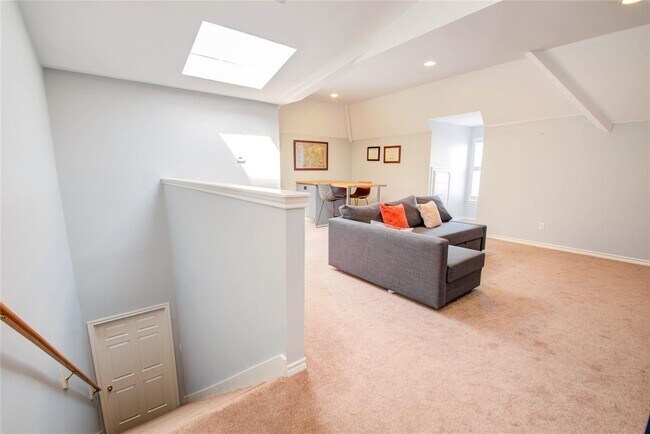 Building Photo - 1812 Staffordshire Crescent