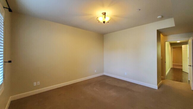 Building Photo - 133 W Northwood Ln