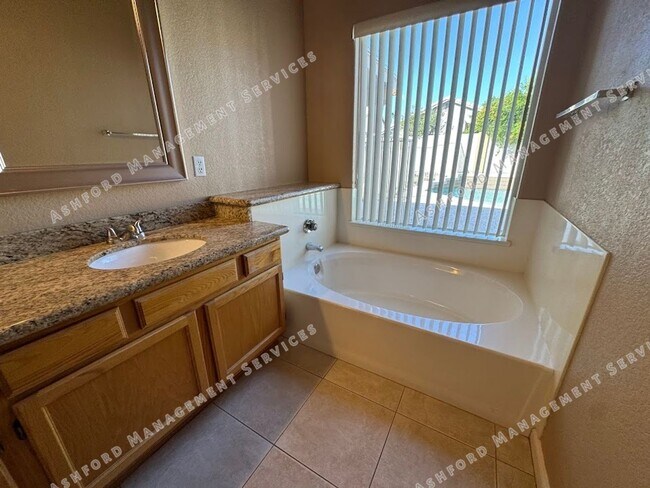 Building Photo - Beautiful Single-Story 3BR Home with Priva...