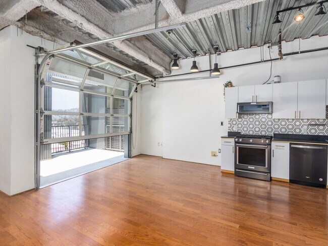 Building Photo - Top Floor 1 Bedroom Loft in Los Angeles