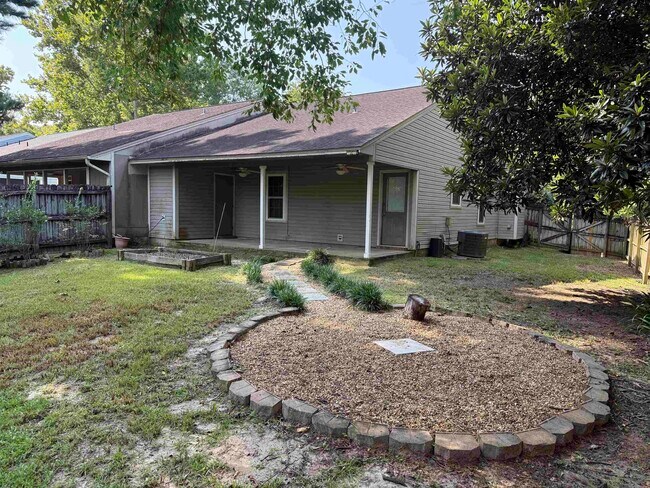 Building Photo - 2418 Ian Dr