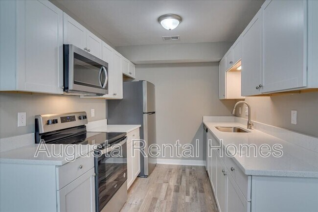 Building Photo - 170 Conifer Dr