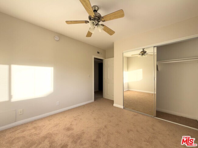 Building Photo - 9531 Vía Ricardo