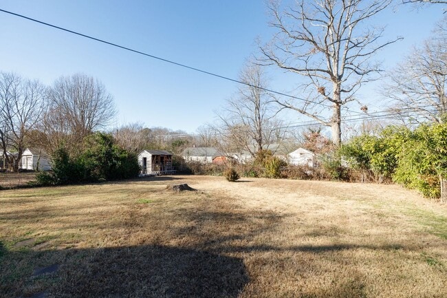Building Photo - Charming 3 Bedroom Rancher in Lakeside