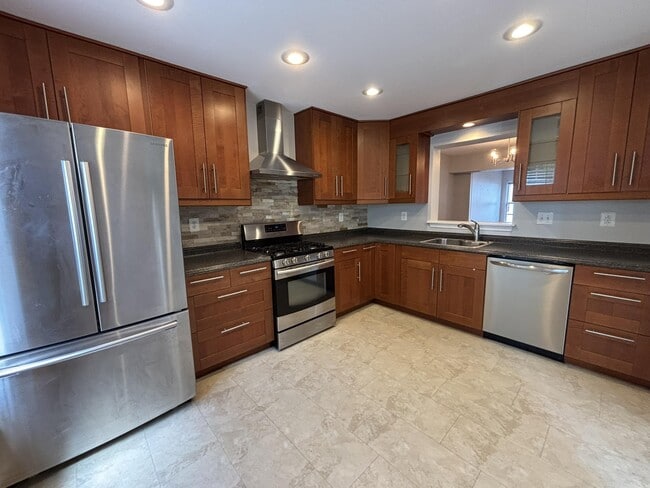 Building Photo - 4666 Louise St Claire Dr