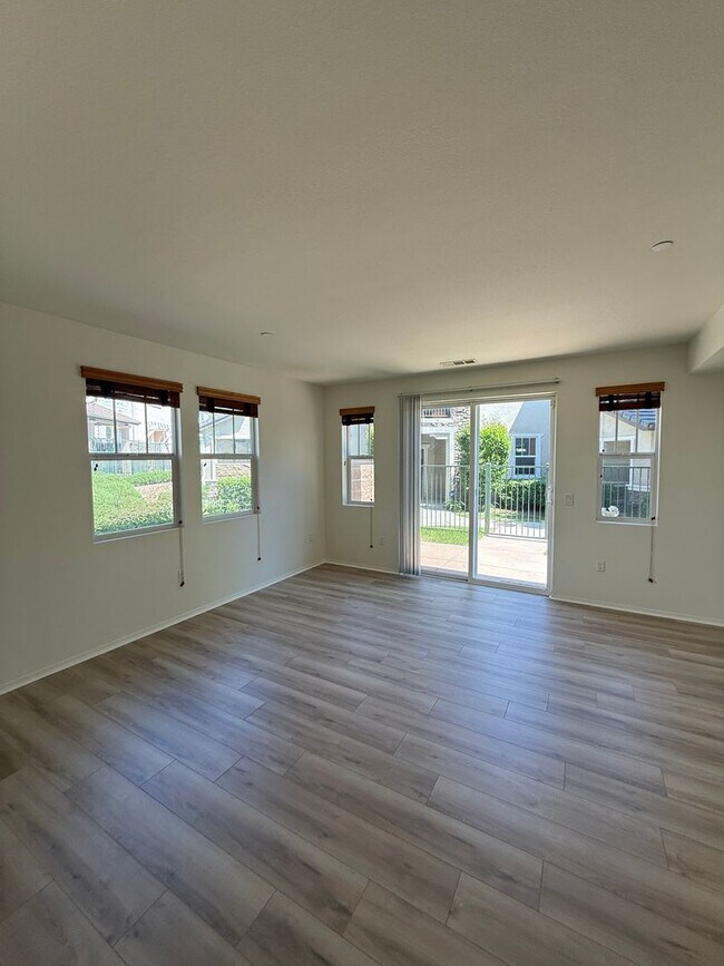 Building Photo - Beautiful 4 Bedroom, 2 1/2 Bathroom Townho...