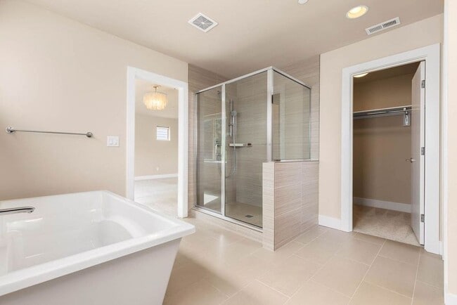 Building Photo - Beautiful Home in Kirkland with 2-Car Garage and Outdoor Patio!