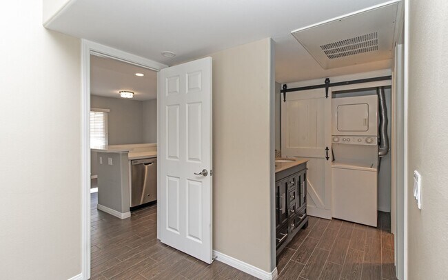 Building Photo - Welcome to this charming 1-bedroom, 1-bathroom home located in the desirable Carlsbad, CA