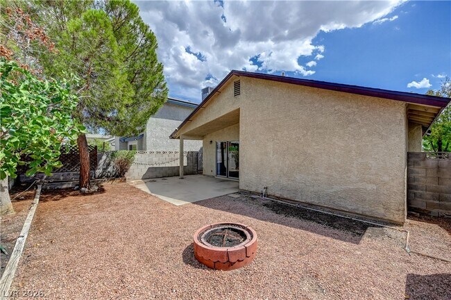 Building Photo - 6632 Wheelbarrow Peak Dr