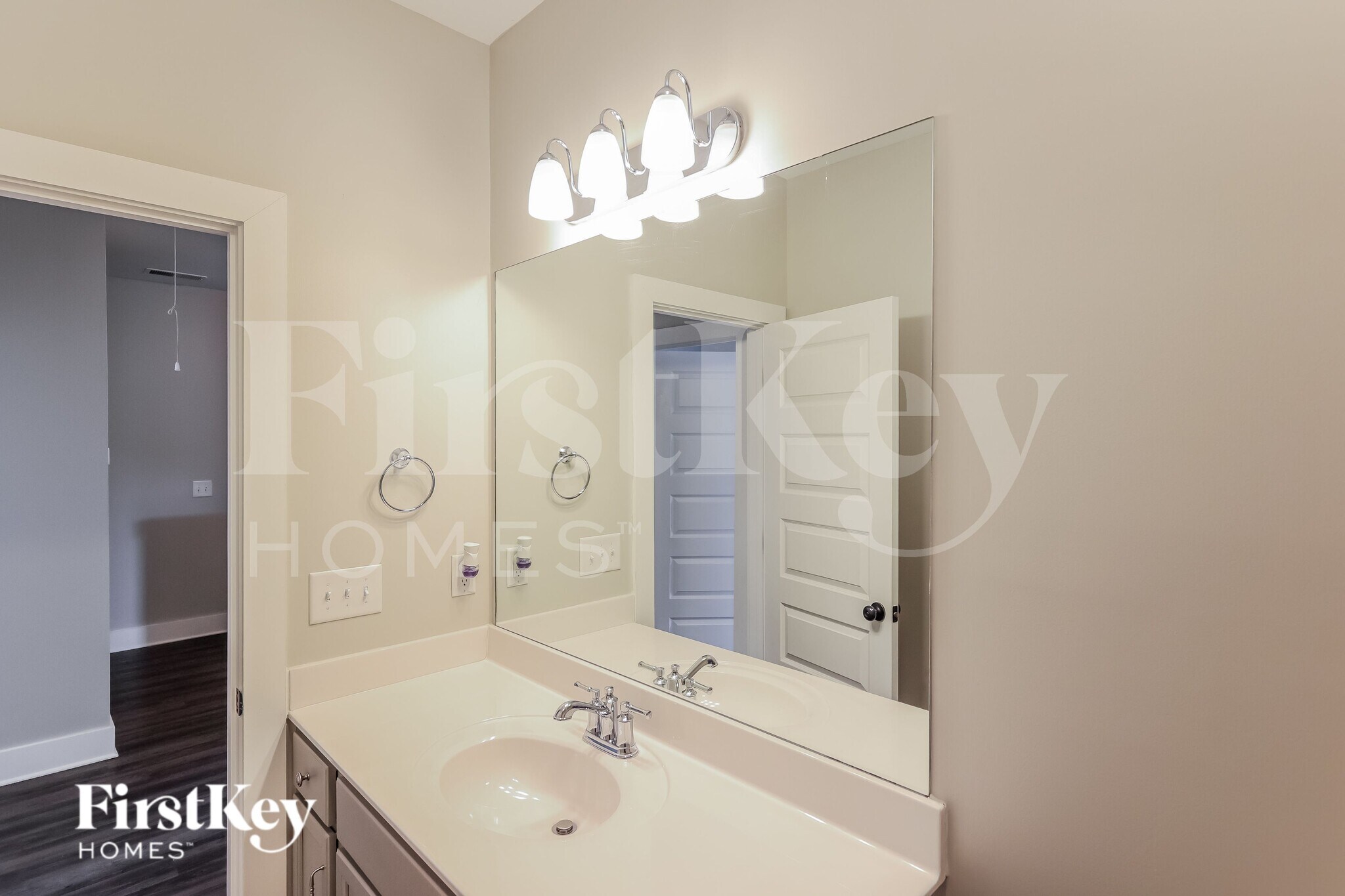 Building Photo - 2762 Village Pl