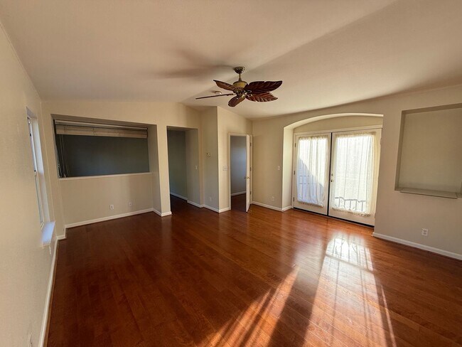 Building Photo - 5 bedrooms located in Redbridge Gated Community!