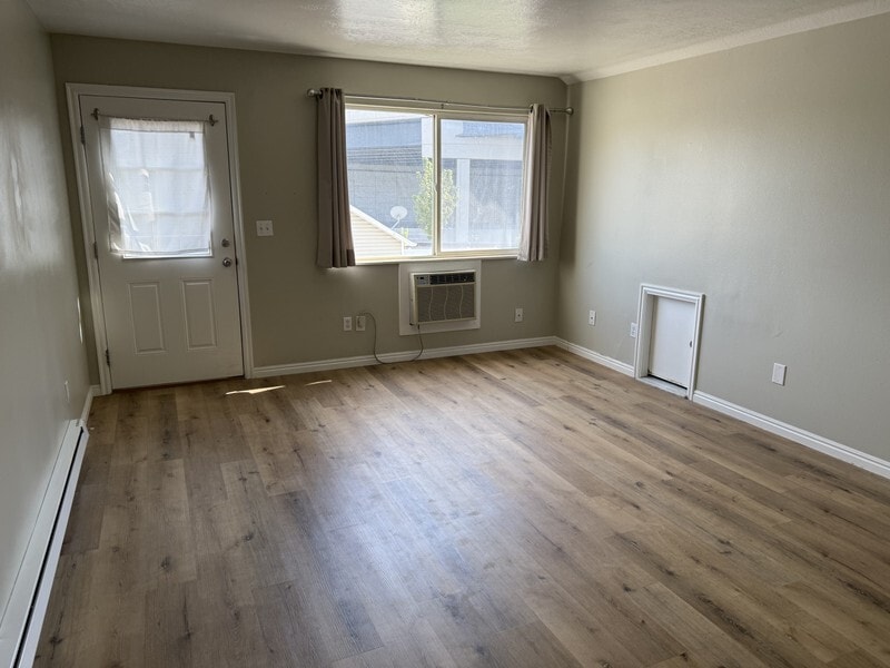 Building Photo - 391 900 E