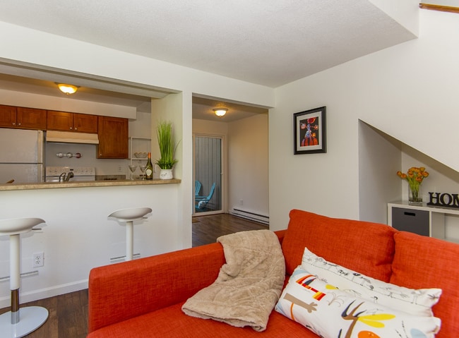 Building Photo - Townhouse style condo in Beaverton!