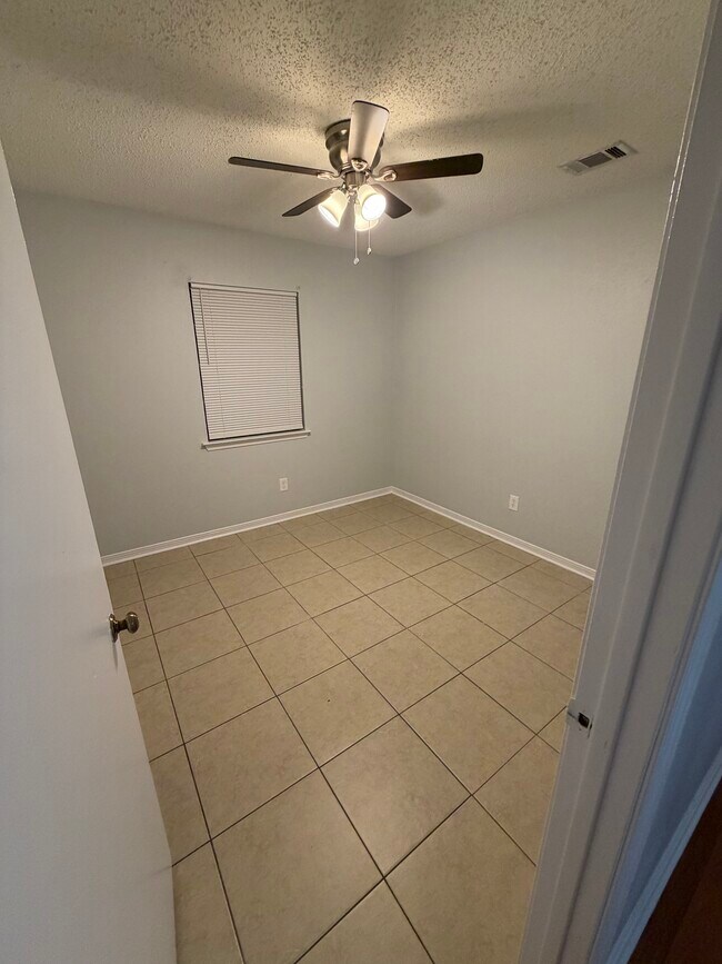 Building Photo - 557 Esplanade St