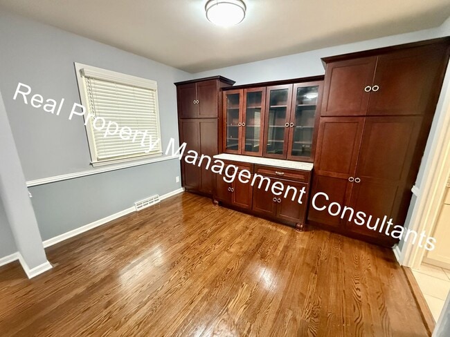 Building Photo - Stylish Split-Level Living in Overland Park  – Pet-Friendly