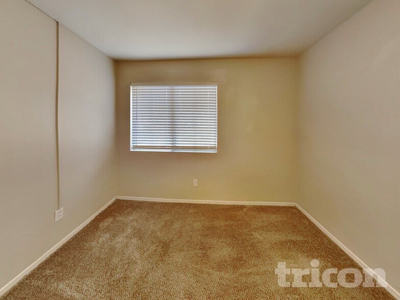 Building Photo - 5521 N 103rd Dr