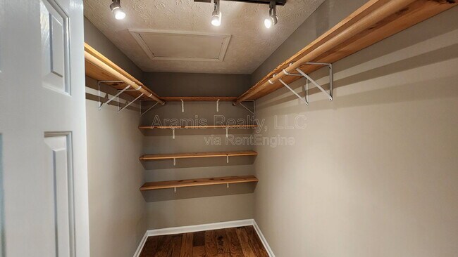 Building Photo - 5090 Edinborough Pl