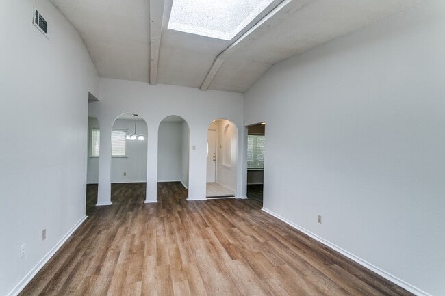 Building Photo - 1808 Ridgewood Dr