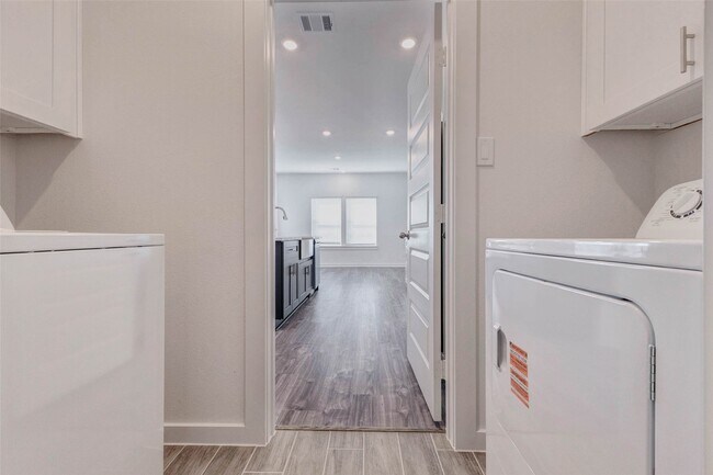 Building Photo - 1038 Elsinore Dr