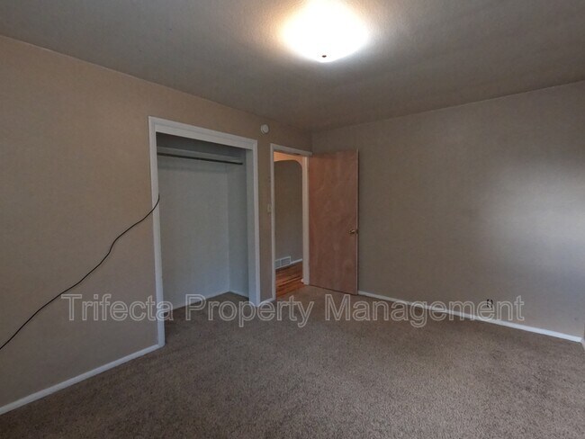 Building Photo - 622 Miller Dr