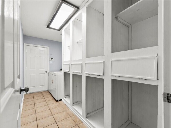 Building Photo - 6422 Senda Ct