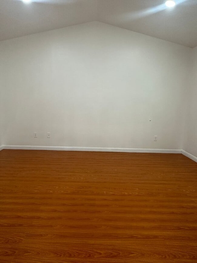 Building Photo - Stunning 3 Bed 3 Bath Duplex in Placentia with Open Floor Plan and Vaulted Ceilings.