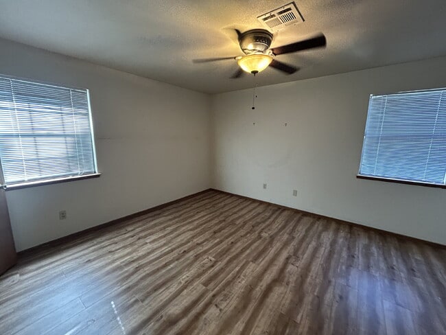 Building Photo - "Charming 2-Bed Townhouse Oasis with 2.5 Baths in Prime Las Vegas Location!"
