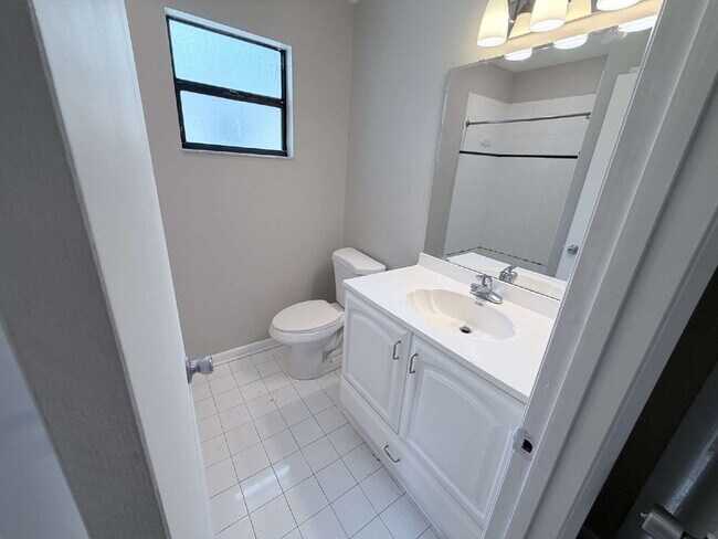 Building Photo - "Charming 3-Bedroom Home with 2 Full Baths in Prime Lakeland Location!"