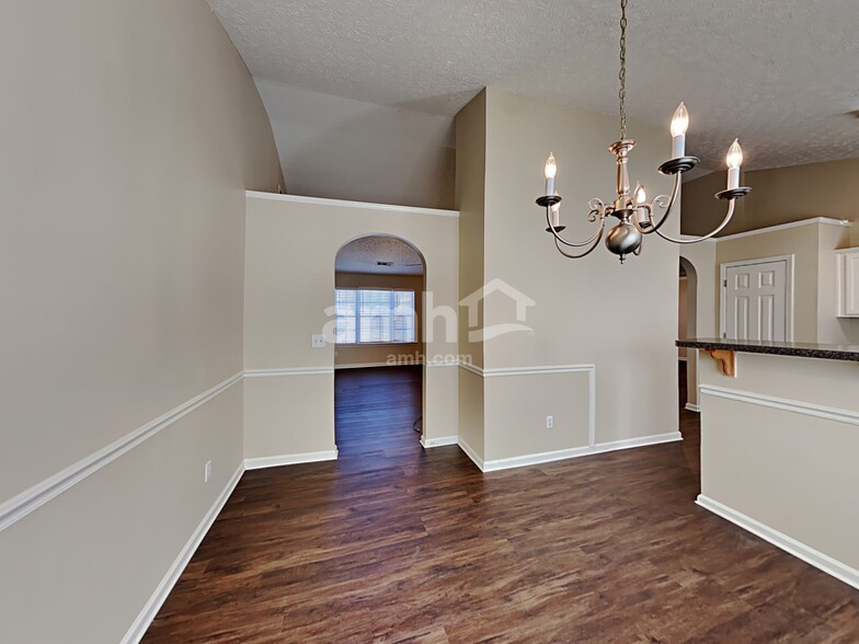 Building Photo - 1401 Buckingham Pl