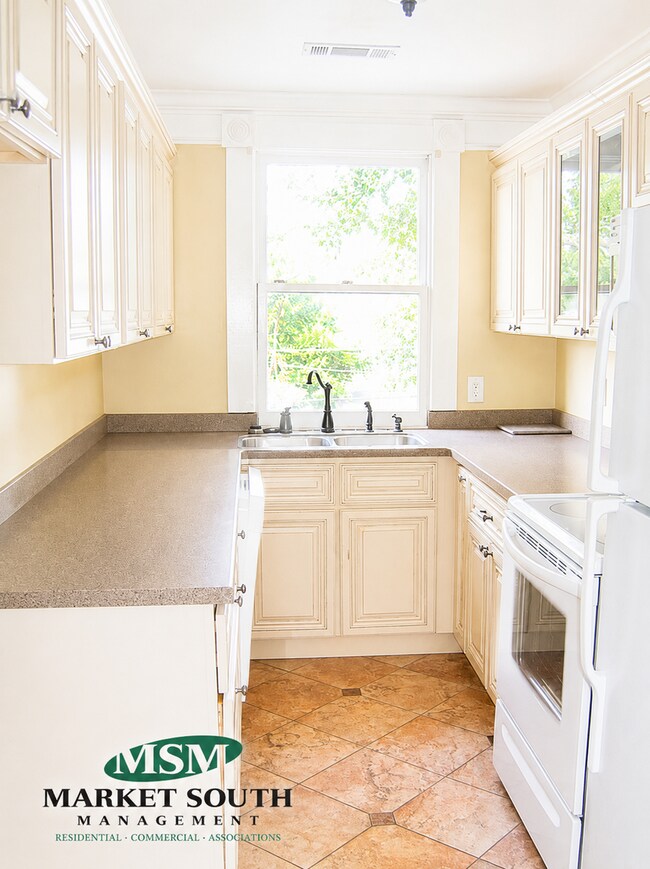 Building Photo - DOWNTOWN/SCAD RENOVATED APARTMENT