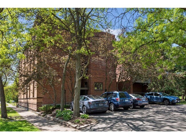 Building Photo - 561 Laurel Ave