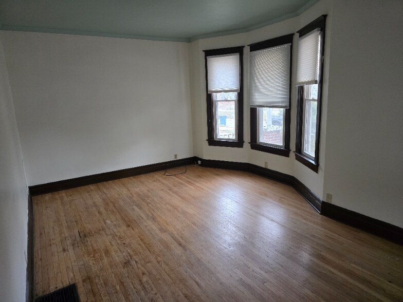 Building Photo - 539 W Canedy St