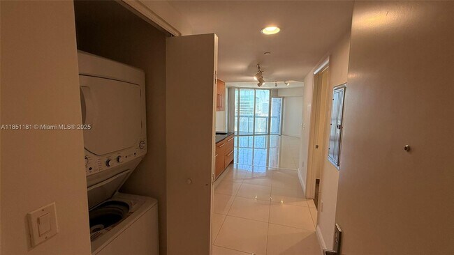 Building Photo - 475 Brickell Ave