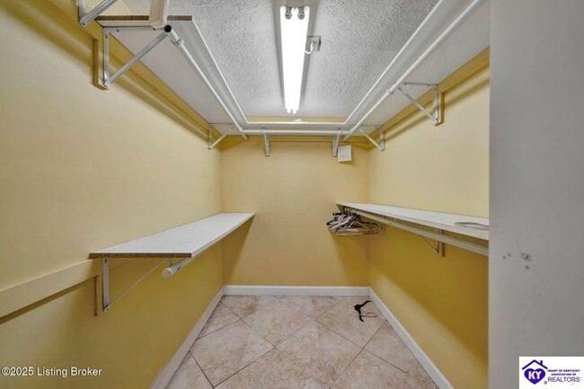 Building Photo - 809 Clifford Dr