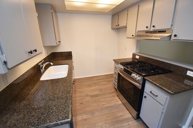 Building Photo - Gorgeous 2 Bedroom Condo