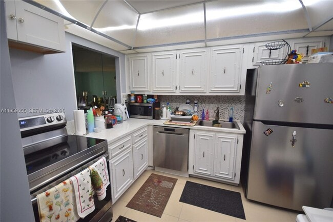 Building Photo - 800 Parkview Dr