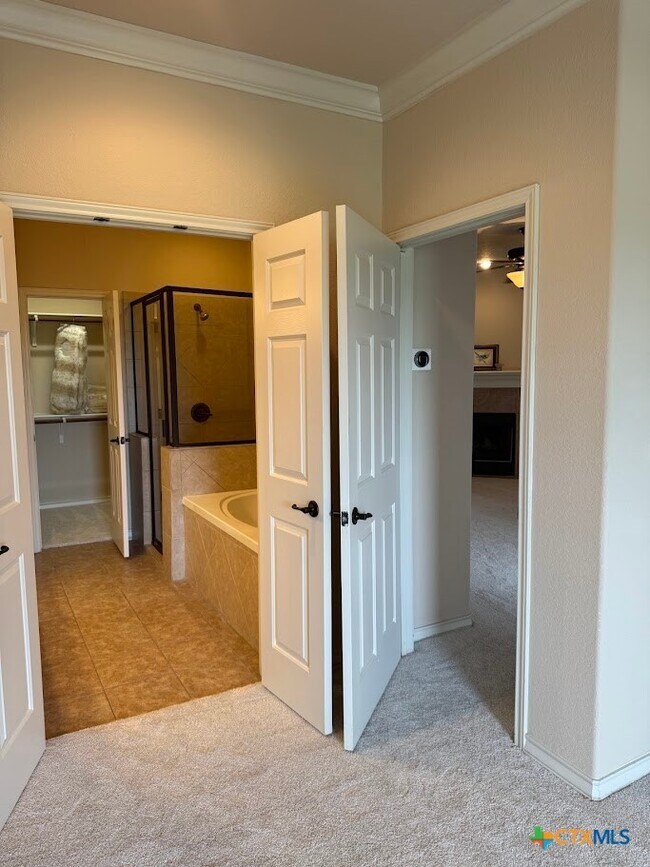 Building Photo - 976 Parkview Dr