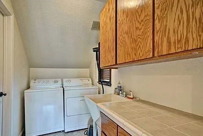 Building Photo - STUNNING LUXURY HOME WITH GORGEOUS SETTING IN WONDERFUL ORINDA!