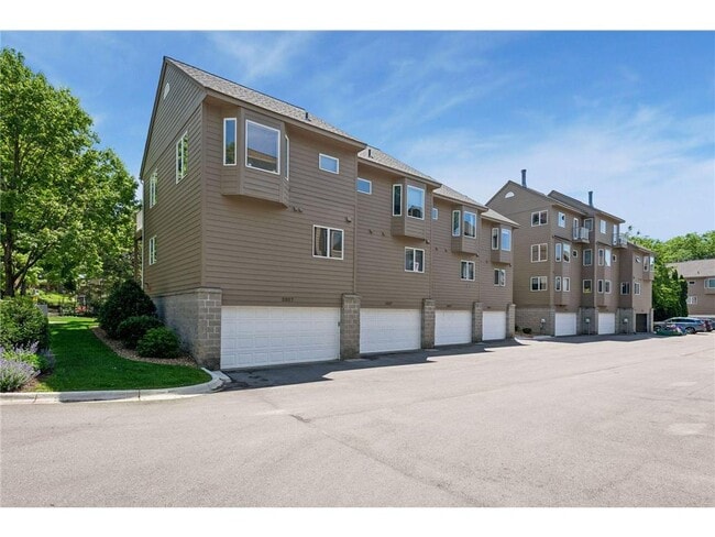 Building Photo - 2831 Kenwood Isles Dr