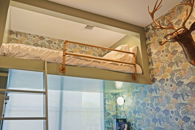 Building Photo - 225 W 1st St