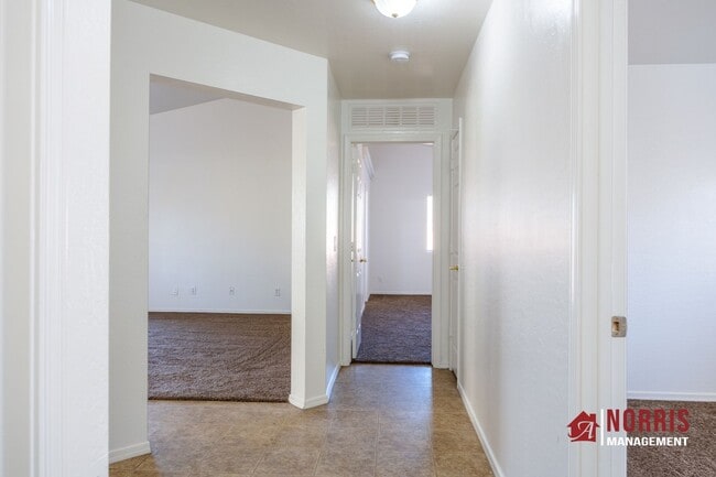 Building Photo - Great Home Located minutes from Freeway