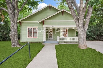 Building Photo - 912 N Elm St