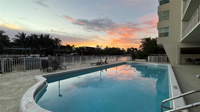 Building Photo - 9500 W Bay Harbor Dr