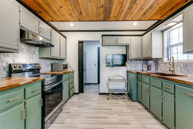 Building Photo - 1521 E Main St