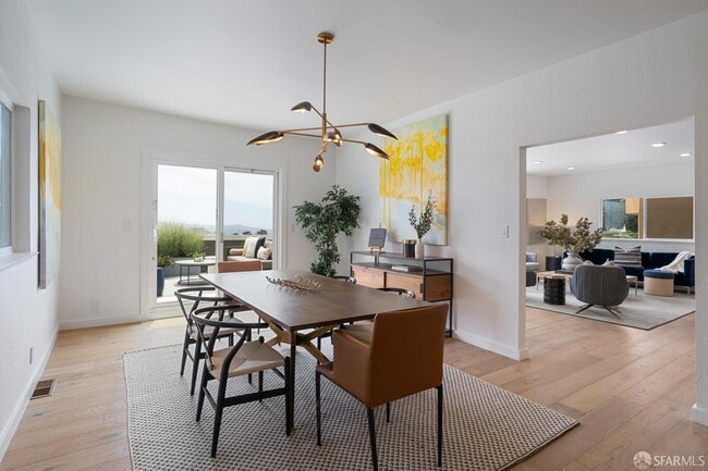 Building Photo - 628 Los Palmos Dr
