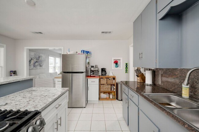 Building Photo - 5000 Lynndale Dr