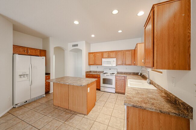 Building Photo - Charming 4 Bed 2 bath 2 Car Garage Home in...