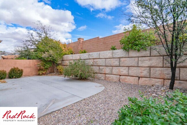 Building Photo - 4 Bedroom Home Near Golf Courses In St. George