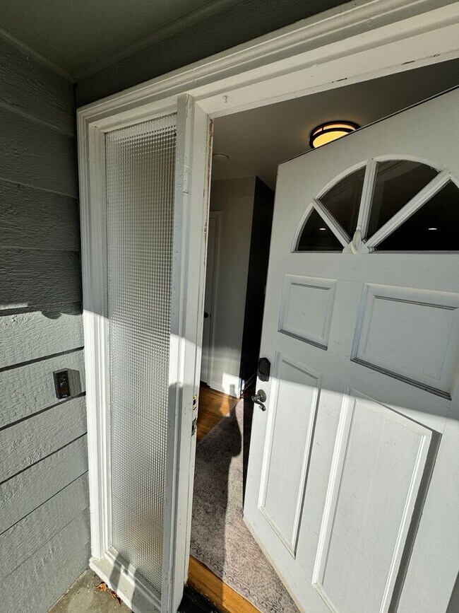 Building Photo - 3 Bedroom 1.5 baths! Walker & Cedar Hills ...