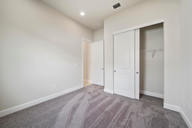 Building Photo - 818 SE Courances Dr